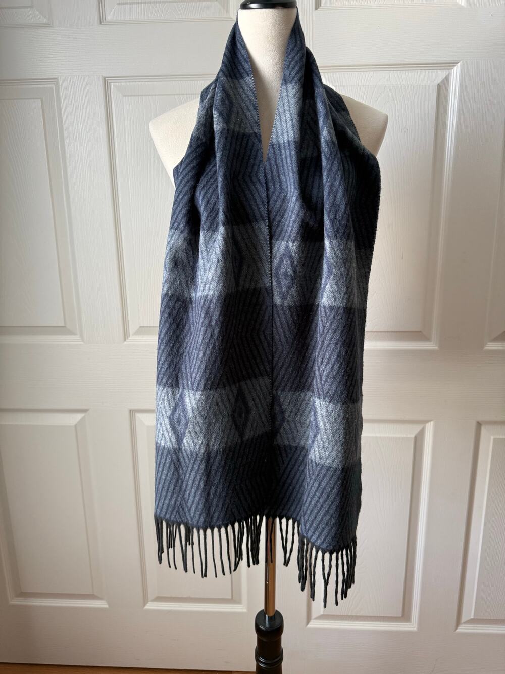 Perry Ellis Cashmere Feel Gray Diamond Pattern Scarf Fringe 66 x 12 Cozy Preppy‎